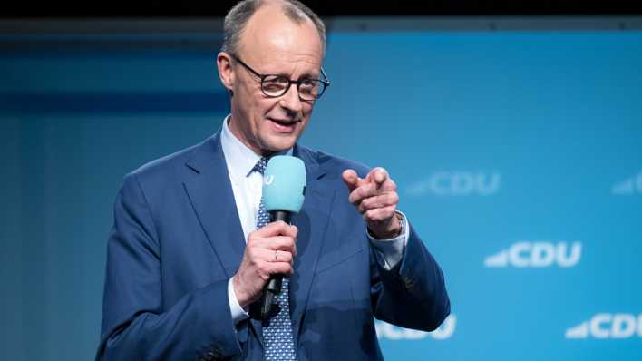 Friedrich Merz, CDU-Bundesvorsitzender und Unions-Kanzlerkandidat, spricht bei einer Wahlkampfveranstaltung der CDU in Vechta (Bild: picture alliance/dpa/Sina Schuldt)