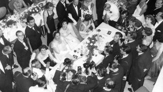 ARCHIV, Berlin, 5. Juli 1958: Die Journalistin Elsa Maxwell (M) und die italienische Schauspielerin Gina Lollobrigida (winkend) auf einem Fest während der Berlinale (Bild: picture-alliance/picture-alliance/dpa/Heinz-Jürgen Göttert)