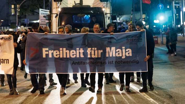 Teilnehmer tragen auf einer Demonstration mit dem Motto "Free Maja" ein Transparent mit der Aufschrift "Freiheit für Maja"