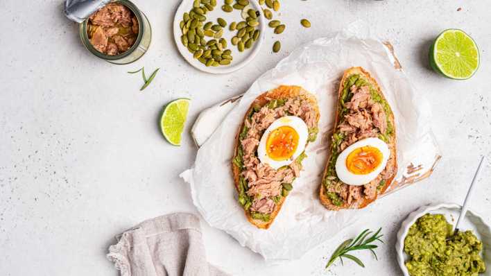 Thunfischbrot, Avocadosalat und Kerne auf einem Tisch (Bild: picture alliance / Zoonar / Tatiana Goskova)