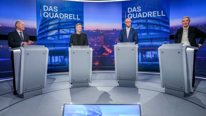 Olaf Scholz (l-r, SPD), Robert Habeck (Bündnis 90/Die Grünen), Friedrich Merz (CDU) und Alice Weidel (AfD), nehmen am "Quadrell" teil