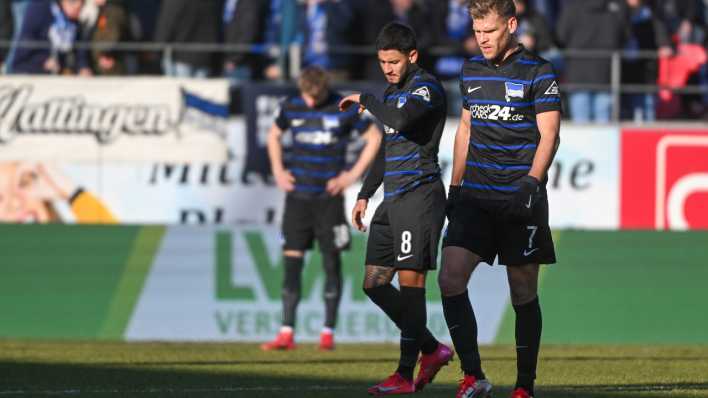 Florian Niederlechner (r) von Hertha BSC und Kevin Sessa von Hertha BSC stehen nach dem mit 2:0 verlorenen Spiel gegen Regensburg enttäuscht auf dem Rasen. (Bild: picture alliance/dpa/Armin Weigel)