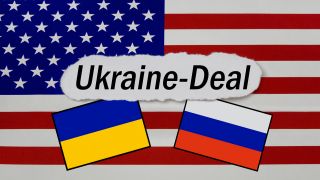 Collage: Auf einer US Flagge befindet sich der Schriftzug Ukraine Deal mit den Flaggen von Russland und der Ukraine