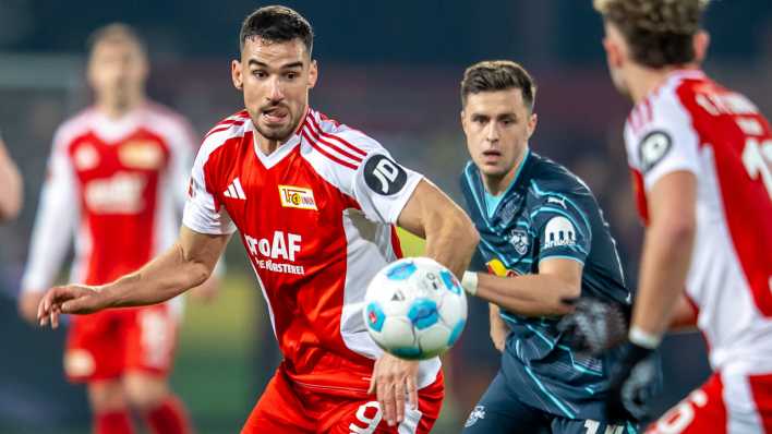 Union Leipzig: Berlins Ivan Prtajin (l) kämpft mit Christoph Baumgartner von RB Leipzig um den Ball (Bild: picture alliance/dpa/Andreas Gora)