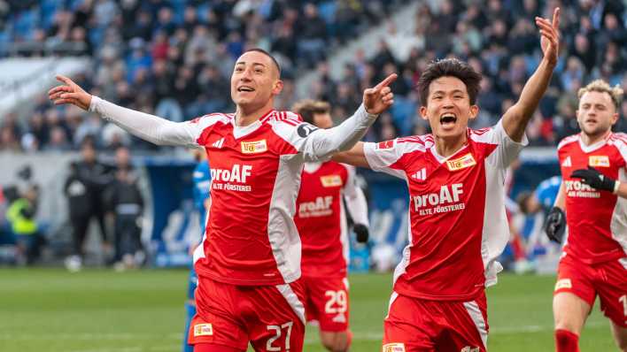 Marin Ljubicic und Wooyeong Jeong jubeln nach dem 0:2 gegen Hoffenheim.