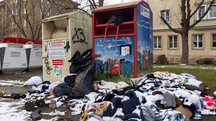 Vermüllung am Altkleidercontainer (Bild: IMAGO/C3 Pictures)