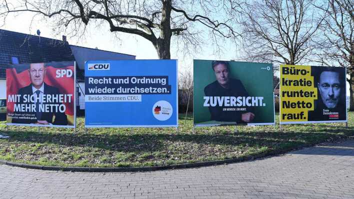 Wahlplakate von SPD, CDU, Grünen und FDP hängen in Botrop nebeneinander.