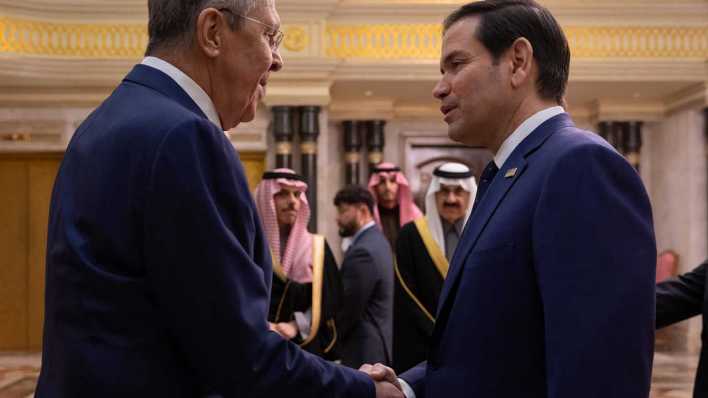 Außenminister Lawrow und Außenminister Rubio beim Händeschütteln (Bild: IMAGO/Saudi Arabia Foreign Ministry)