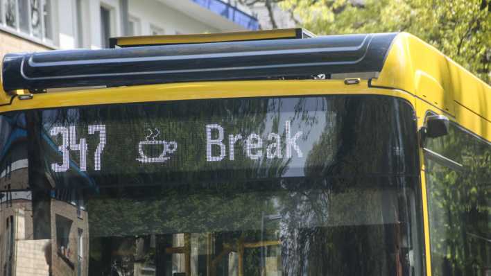 Busfahrer der Linie 347 macht Kaffeepause