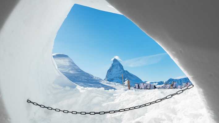 Blick auf das Matterhorn aus einem Iglu (Foto: imago images / Deposithotos)