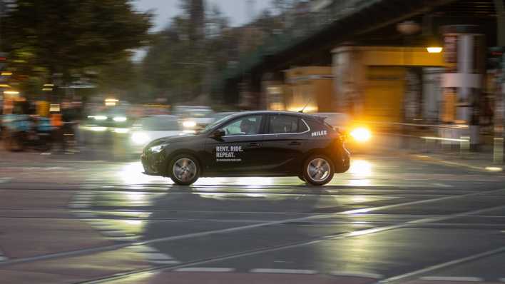 Fahrzeug des Carsharing-Anbieters MILES fährt durch Berlin