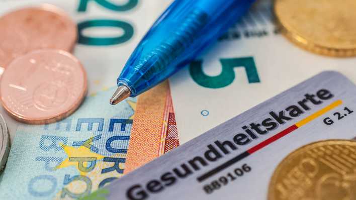 Gesundheitskarte, Geld und Kugelschreiber