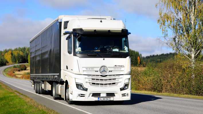 Weißer Mercedes - LKW einer Spedition