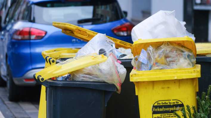 Volle Verpackungsmüll-Tonnen