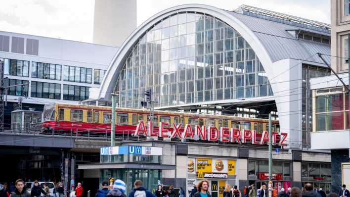 Alexanderplatz Berlin mit Blick auf den Bahnhof mit seinem Schriftzug