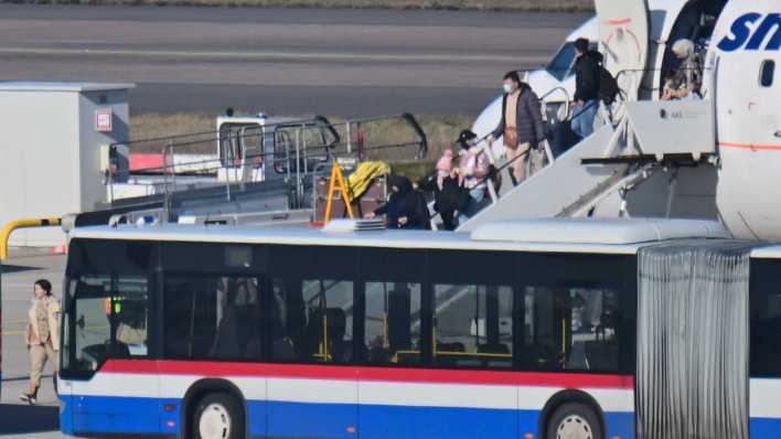 5.3.25: Passagiere steigen aus einem Flugzeug, in dem Menschen aus Afghanistan sitzen, die eine Aufnahmezusage haben, am Flughafen Berlin Brandenburg aus (Bild: picture alliance/dpa/Sebastian Christoph Gollnow)