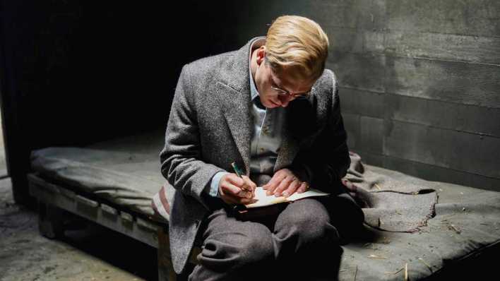 Jonas Dassler als Dietrich Bonhoeffer in einer Szene des Films "Bonhoeffer" (Bild: picture alliance/dpa/Kinostar)