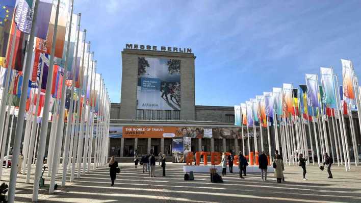 5.3.25: Der Eingangsbereich zur Messe Berlin während der ITB (Bild: picture alliance/BIRGIT KREMSER/APA/picturedesk.com)