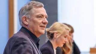 Jan van Aken, Parteivorsitzender Die Linke, in der Bundespressekonferenz.