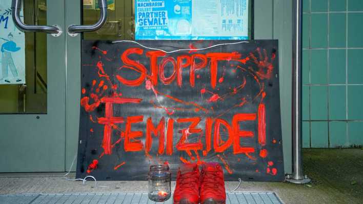 29.11.2024: vor der Eingangstuer des Maedchenzentrums Szenenwechsel in Neukoelln steht ein Schild mit der Aufschrift "STOPPT FEMIZIDE!" in Orange zur Aktion "Orange The World" (Bild: picture alliance/SULUPRESS.DE/Vladimir Menck)