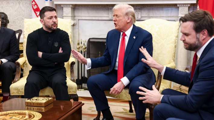 Wolodymyr Selenskyj, Donald Trump und JD Vance streiten vor laufenden Kameras im Oval Office.