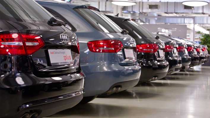 Audis stehen in einem Autohaus in Berlin