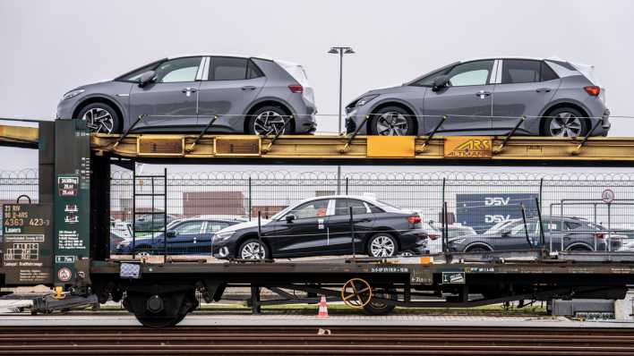 Frachtzug, Autotransporter bringt Neuwagen aus Deutschland