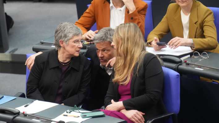 Robert Habeck spricht mit den Grünen-Fraktionsvorsitzenden Katharina Dröge und Britta Haßelmann im Deutschen Bundestag.