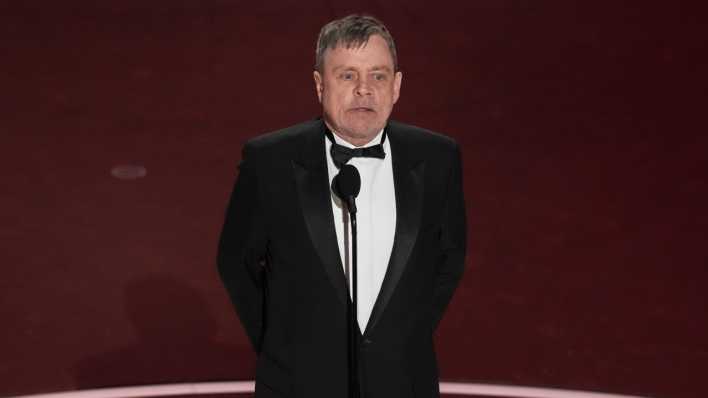 Mark Hamill präsentiert den Preis für die beste Filmmusik während der Oscarverleihung 2025