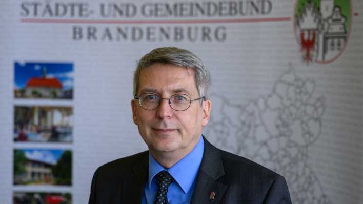 Oliver Hermann (parteilos), Bürgermeister von Wittenberge und Präsident des Städte- und Gemeindebundes Brandenburg, nimmt an der Mitgliederversammlung 2024 des Städte- und Gemeindebundes Brandenburg teil.