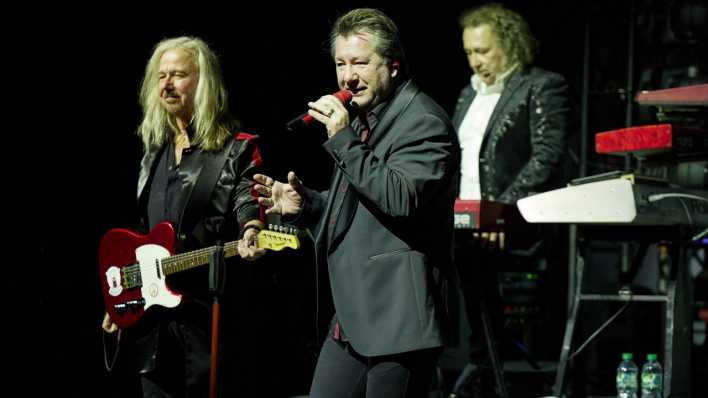 Eine Geburtstagsfeier und eine Albumvorstellung "50 Jahre Karat" findet im Babylon Kino statt. Claudius Dreilich (M) singt dabei auf der Bühne. (Bild: picture alliance/dpa/Jörg Carstensen)