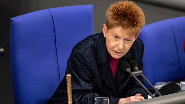 Petra Pau (Die Linke), Bundestagsvizepräsidentin, spricht im Bundestag.