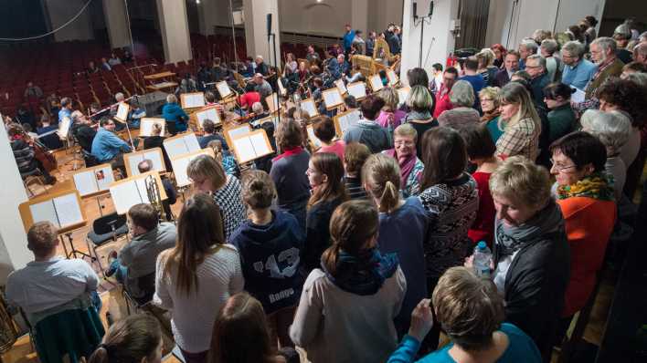 Archivbild: Sänger der Singakademie bei einer Probe in der Konzerthalle in Frankfurt (Oder) (Bild: picture alliance / dpa | Patrick Pleul)