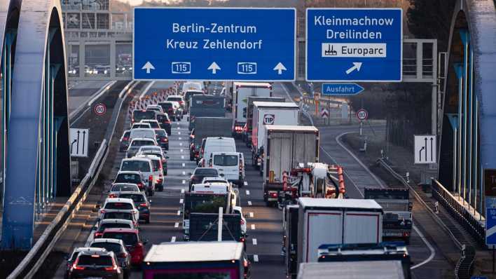 Stau auf der Autobahn A115 (Avus) in Richtung Berlin.