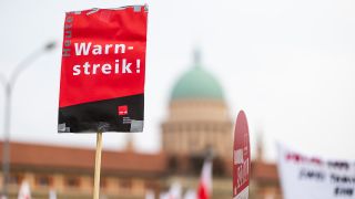 "Heute Warnstreik" steht auf einem Schild bei einer Demonstration in Postdam.