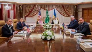 Vertreter von USA, Ukraine und Saudi-Arabien sitzen bei den Verhandlungen in Jeddah am Konferenztisch.