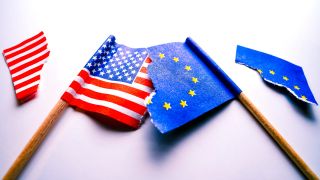 Gerissene Fahnen von den USA und EU (Bild. picture alliance / Bildagentur-online/Ohde)