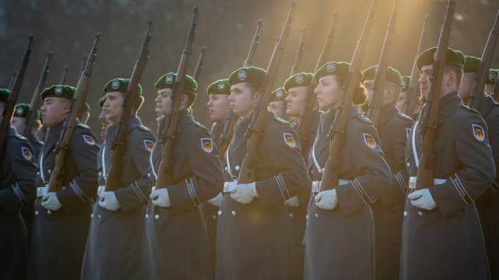 Soldatinnen und Soldaten des Wachbataillons der Bundeswehr treten an zu einem Empfang im Bendlerblock in Berlin (Bild: picture alliance / photothek.de/ Juliane Sonntag)