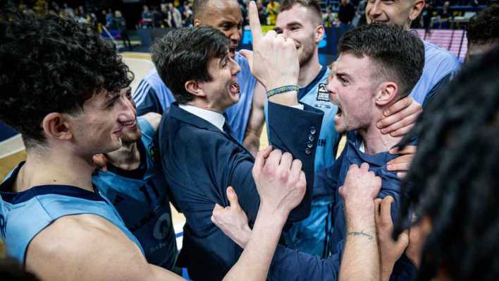 Jubel bei Alba Berlin mit Pedro Calles (Bild: IMAGO/camera4+/Tilo Wiedensohler)