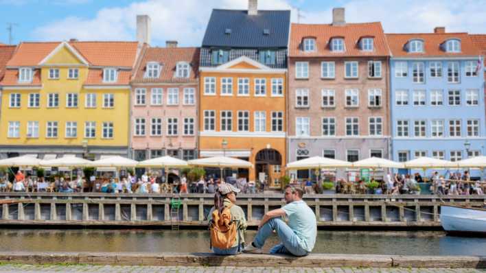 Paar genießt die Sonne in Kopenhagen