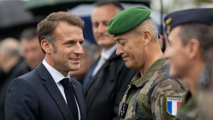 Emanuel Macron besucht ein französisches Militärcamp