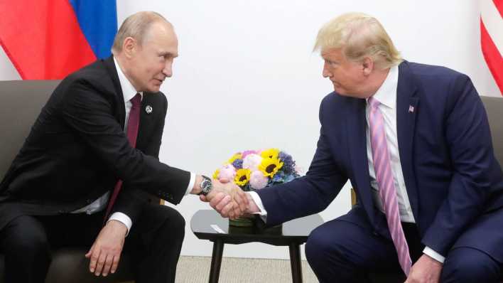 ARCHIV: Russlands Präsident Putin und US-Präsident Trump treffen sich 2019 in Osaka