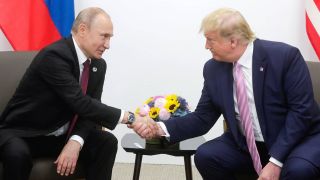 ARCHIV: Russlands Präsident Putin und US-Präsident Trump treffen sich 2019 in Osaka