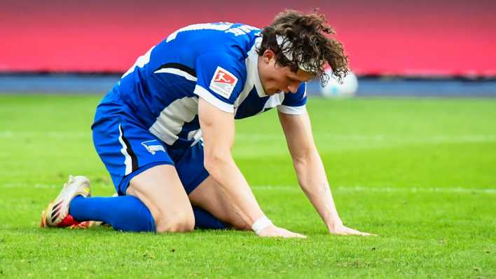 Fabian Reese (Hertha) am Boden nach der Niederlage gegen Schalke