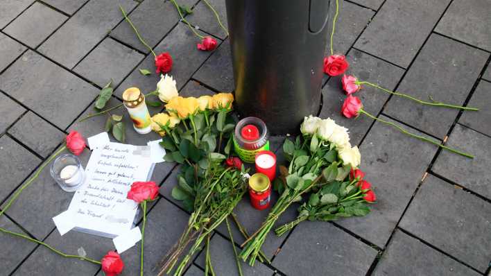 Blumen am Tatort der Todesfahrt von Mannheim