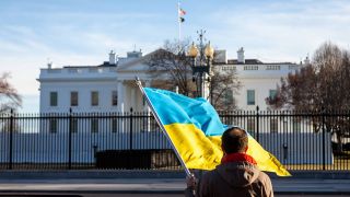 Ein Demonstrant steht vor dem Weißen Haus und hält eine Ukraine-Flagge in den Händen (Archivbild).