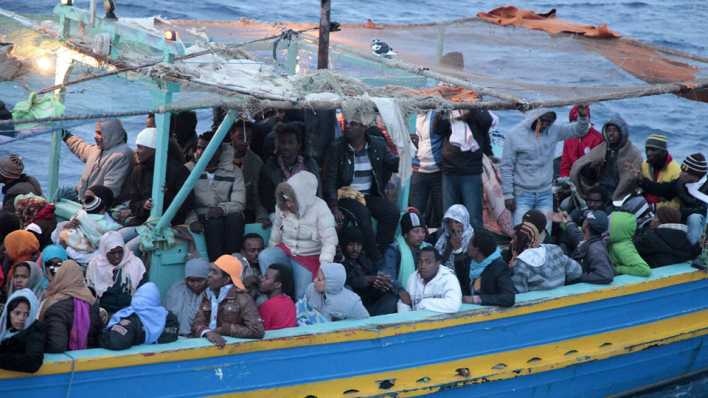 Flüchtlinge in einem Boot vor Lampedusa (Bild: imago)