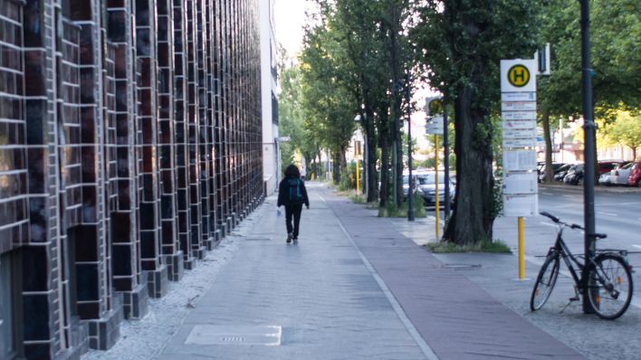 Der Inforadio Mobilitäts-Check: Dena Kelishadi auf dem Weg zur S-Bahn (Bild: Dieter Freiberg)