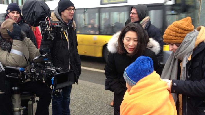 Letzte Vorbereitungen für den Dreh der nächsten Einstellung, die Anfangsszene des Films: Der kleine Ai Lao sitzt auf einem Fahrrad. -Foto: rbb Inforadio/Nadine Kreuzahler