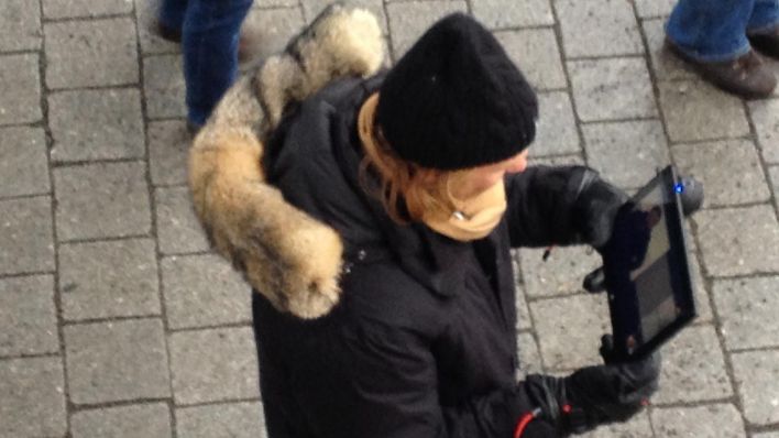 Regisseur Claus Clausen spricht sich mit Ai WeiWei via Videoleitung ab. - Foto: rbb Inforadio/Nadine Kreuzahler